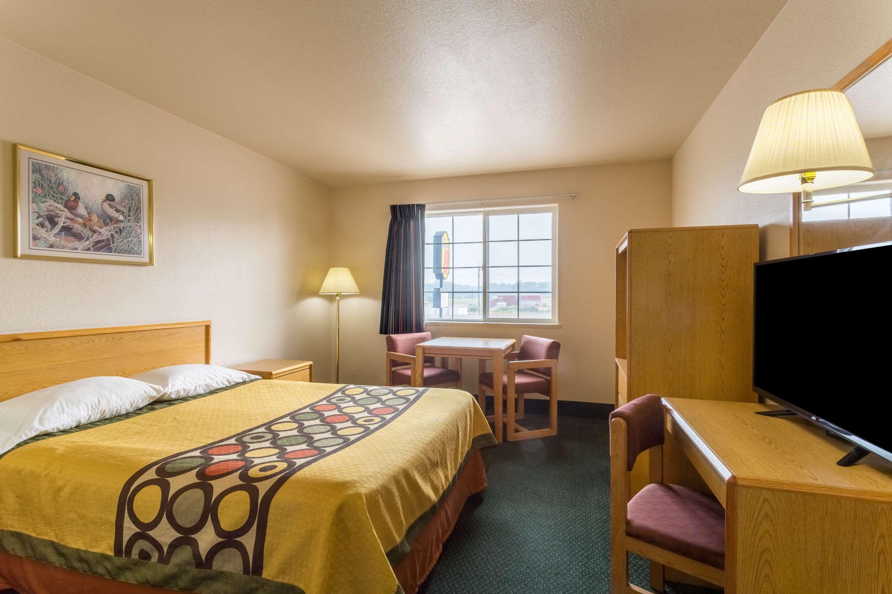 Super 8 By Wyndham Hamilton Hotel Exterior photo