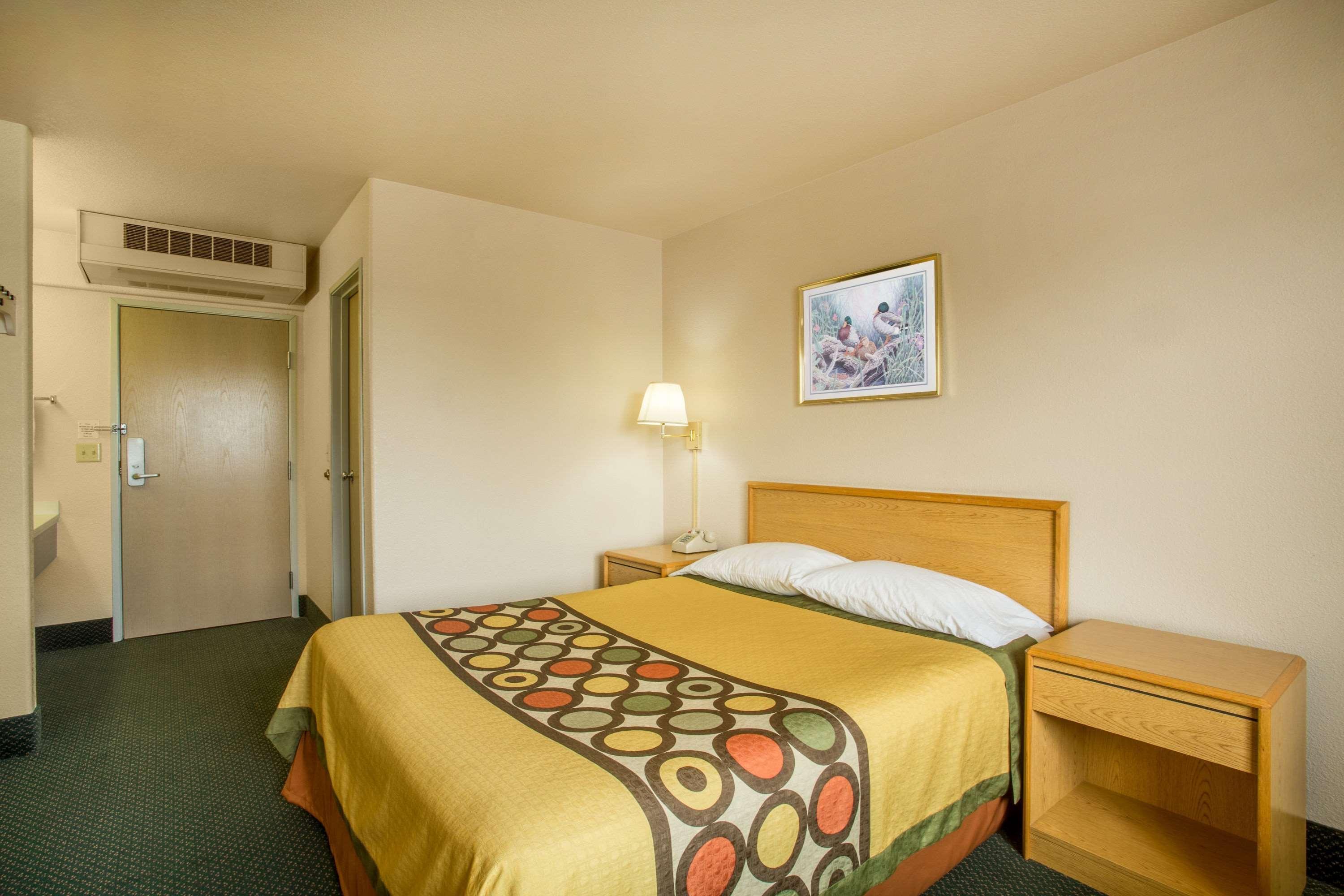 Super 8 By Wyndham Hamilton Hotel Exterior photo