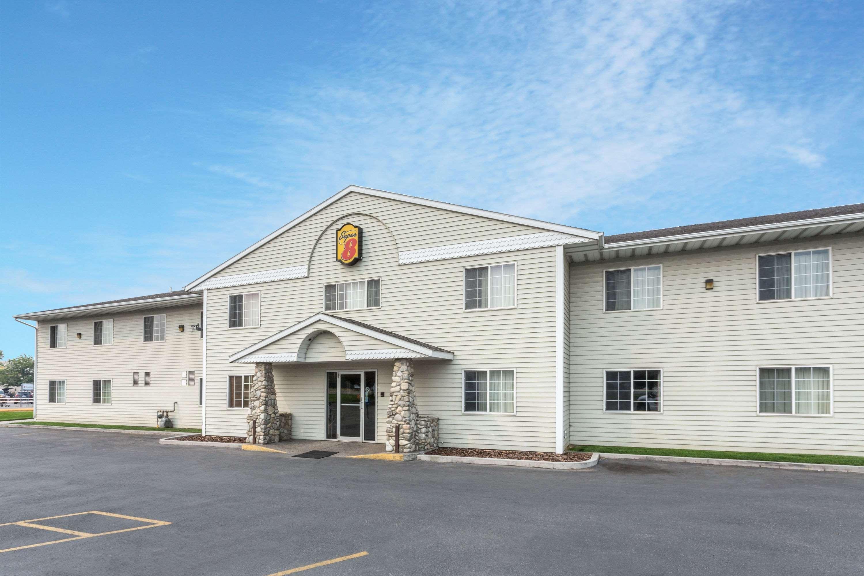 Super 8 By Wyndham Hamilton Hotel Exterior photo