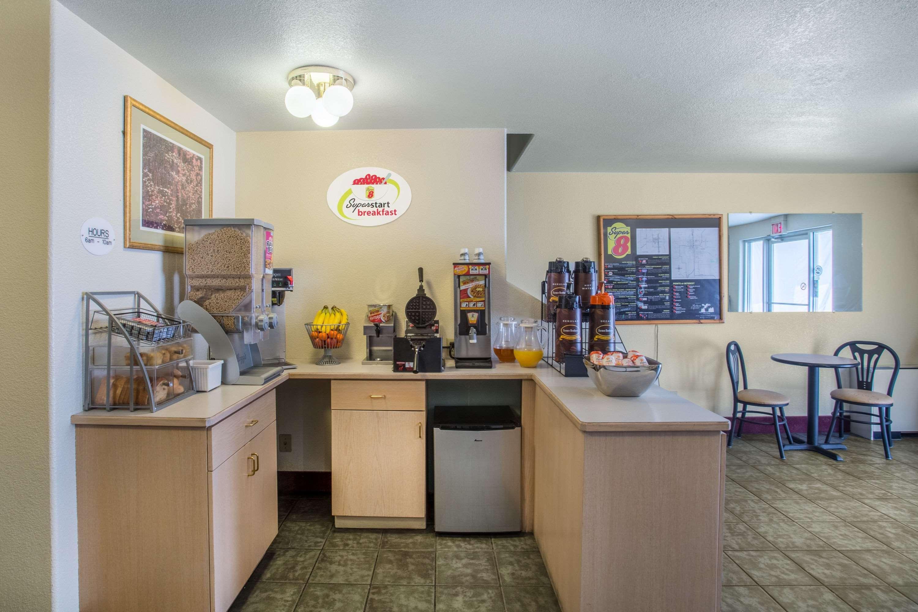 Super 8 By Wyndham Hamilton Hotel Exterior photo